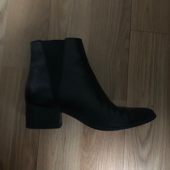(SOLD) Urban Outfitters Black Pola Leather Chelsea Boot - Picture 6 of 8